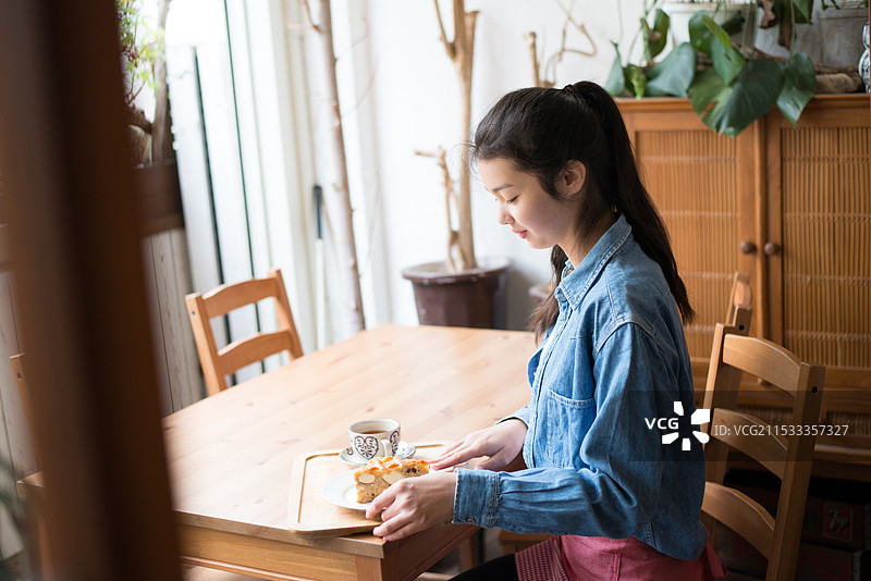 女人在喝茶图片素材