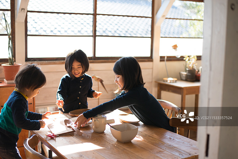 孩子们在准备早餐图片素材