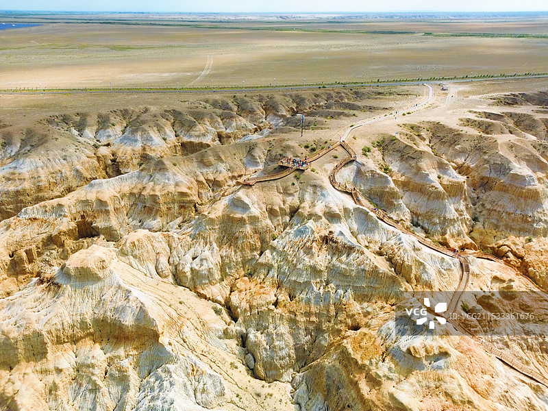 新疆福海县境内有雅丹地貌，位于吉利湖东岸，既有海滨风光，又有峡谷魅力，被誉为"海上魔鬼城"图片素材