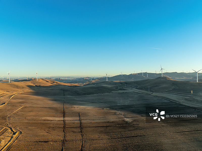 航拍坝上草原的风力发电风车图片素材