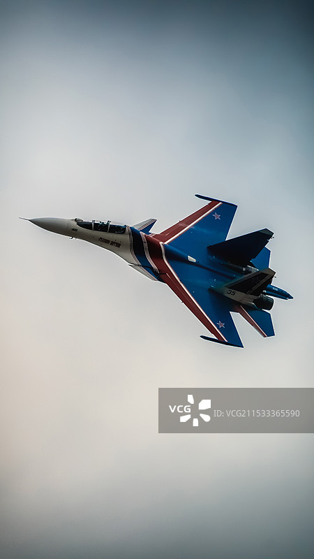 空中芭蕾！俄罗斯"勇士"特技飞行表演队首次驾驶苏-35S亮相珠海图片素材