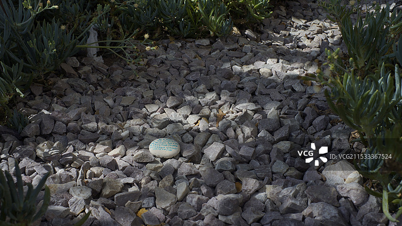 陆地上的写有文字石头的高角度视图图片素材