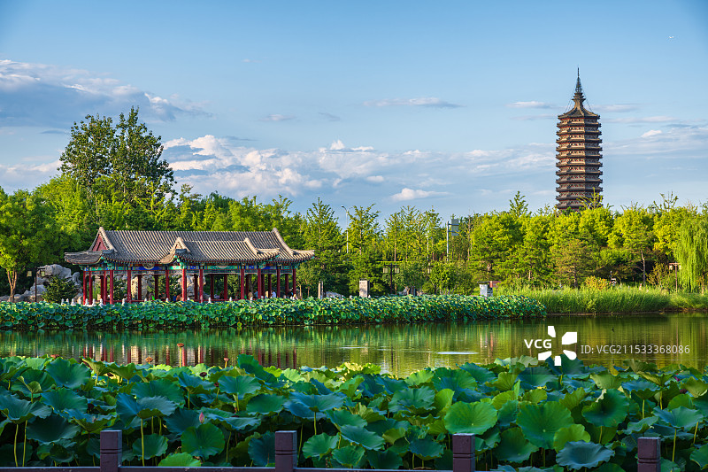 北京通州区西海子公园水榭亭台与燃灯塔图片素材