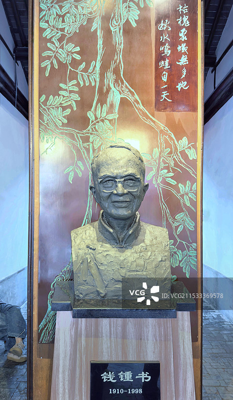 故居中的钱钟书塑像图片素材