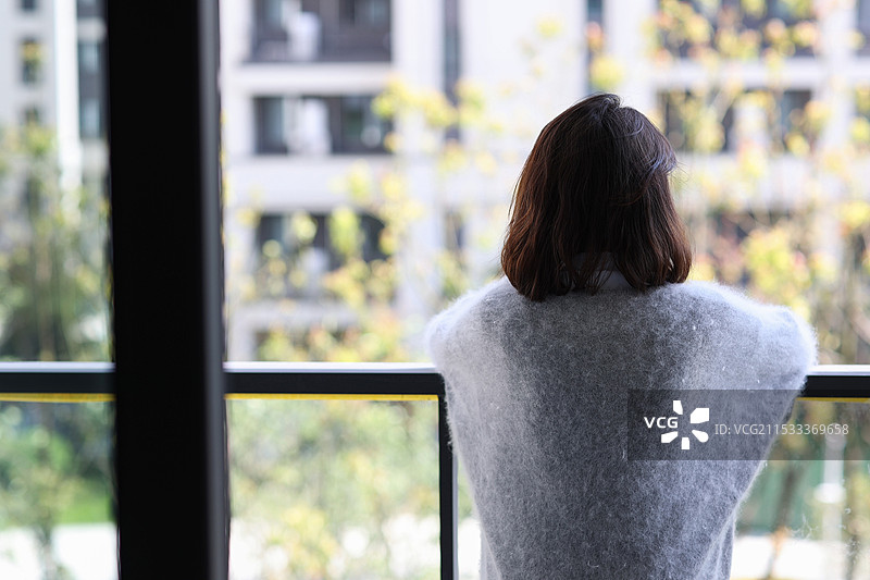 女人在阳台图片素材