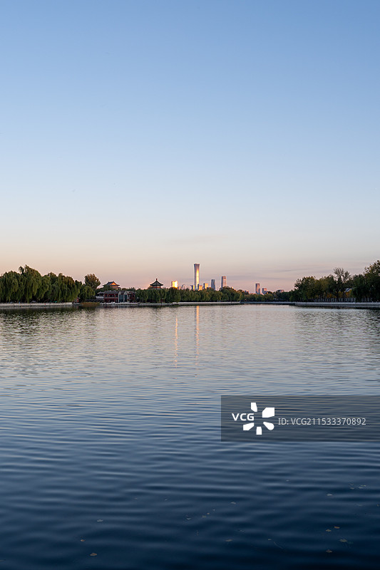 古都北京的日出什刹海湖光塔影映朝霞图片素材