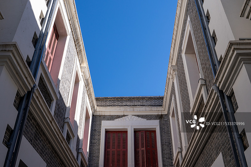 老式建筑的几何之美，灰砖建筑的内院天井图片素材