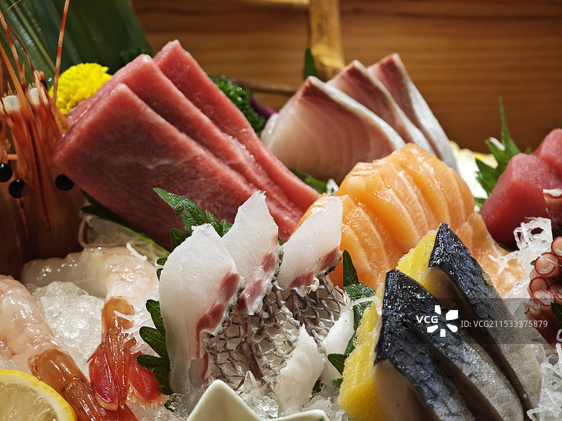 日本料理 生鱼片刺身拼盘 金枪鱼 三文鱼 鲷鱼 美食特写 日料寿司和生鱼片图片素材