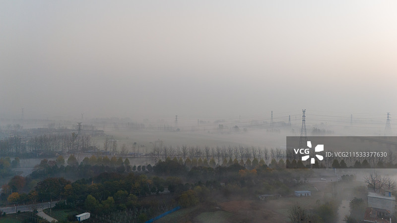 薄雾笼罩下的水墨画图片素材