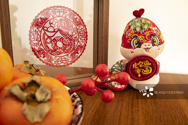 农历乙巳蛇年春节非遗剪纸玩偶中国风图片素材