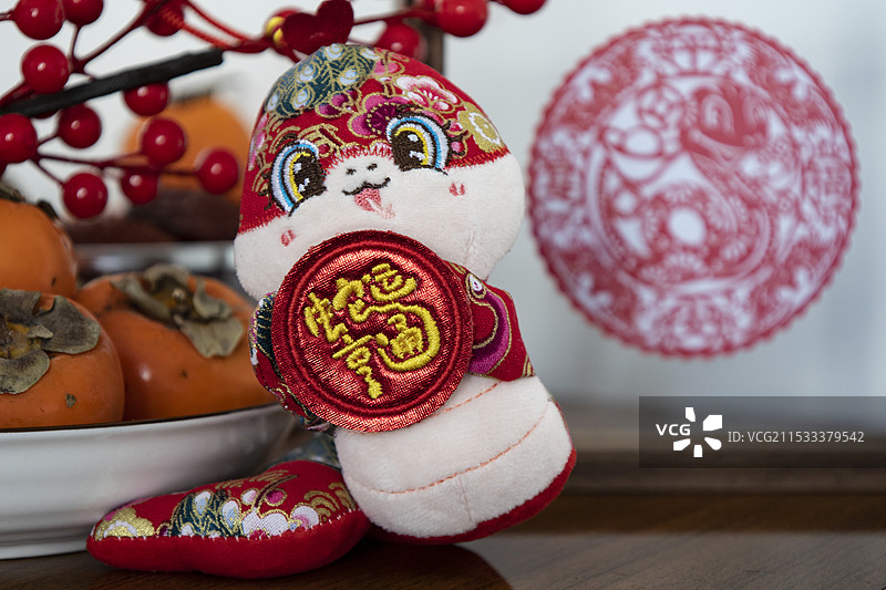 蛇年玩偶剪纸中国风图片素材