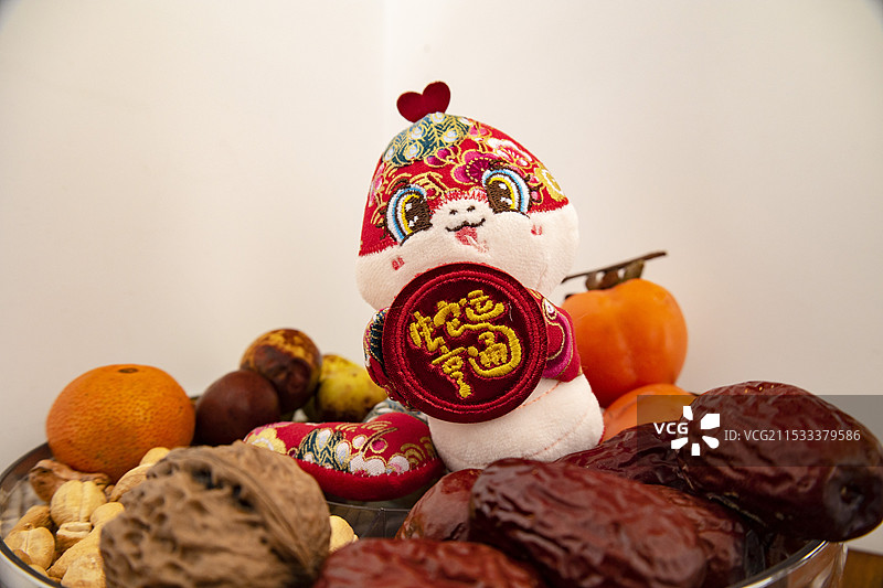 蛇年玩偶剪纸中国风图片素材