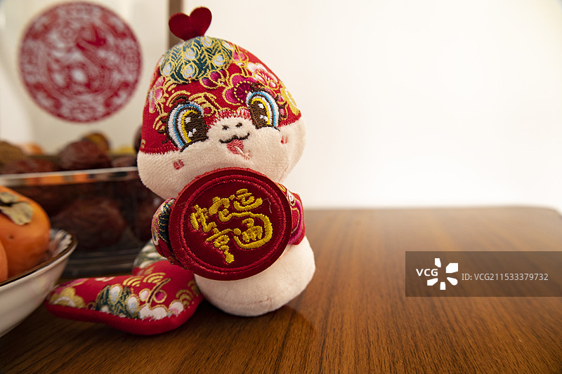 蛇年玩偶剪纸中国风图片素材