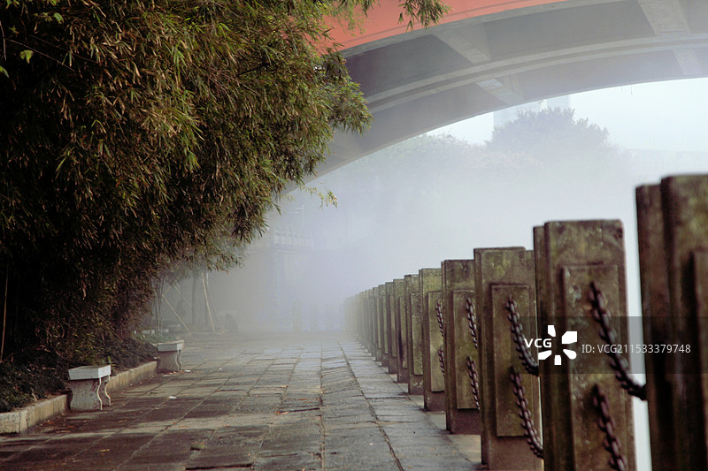广西柳州水南码头的晨雾图片素材