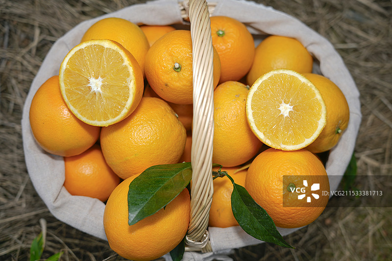 果篮里赣南脐橙的特写图片素材