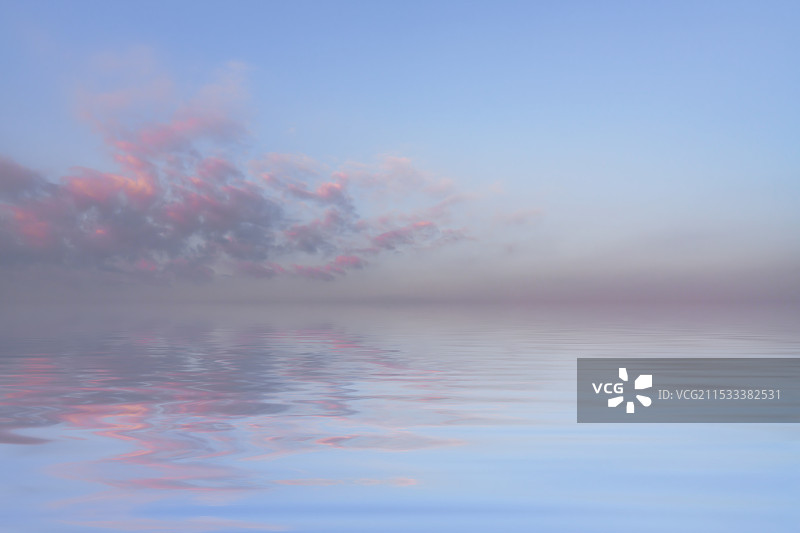 蓝调时刻晴朗的天空云与宁静的水面反射形成的天空之境广告背景图图片素材