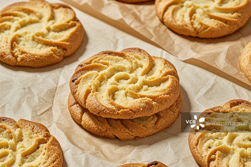 刚烘焙出来的曲奇饼干放在牛皮纸上图片素材