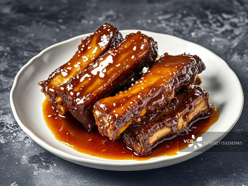 桌上盘子里的糖醋肋排图片素材