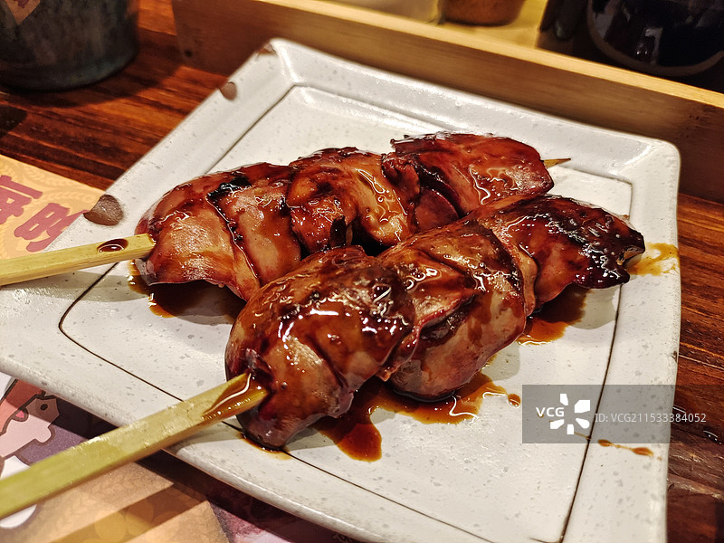 日本特色料理烧鸟鸡肝高视角俯拍图片素材
