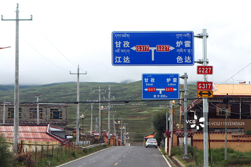 川西高原路标图片素材