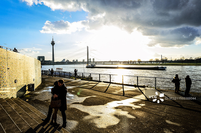 傍晚日落时分河边的温馨画面图片素材
