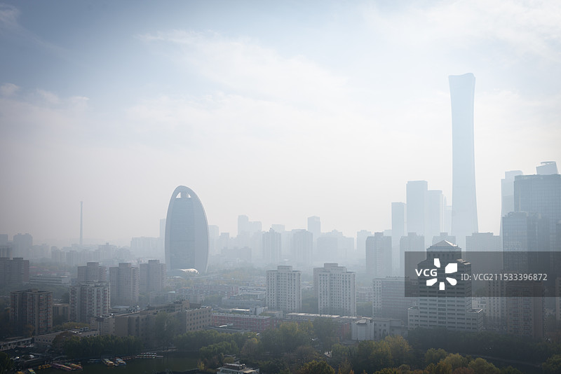 秋天北京团结湖公园天际线人民日报社新媒体大厦中信大厦中信大厦CBD核心区图片素材