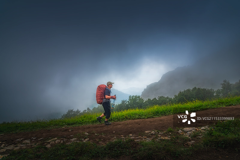 徒步登山者图片素材