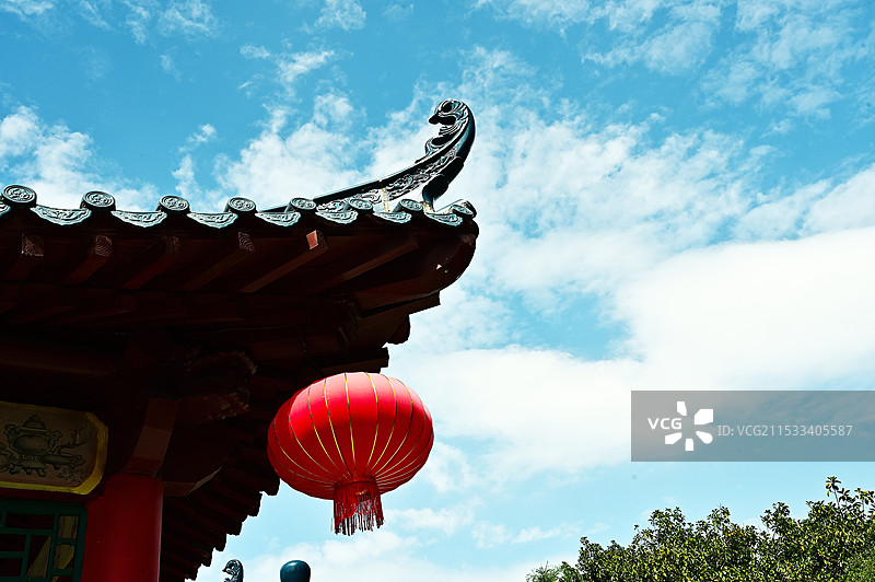 深圳龙园红灯笼映衬下的中国传统建筑图片素材