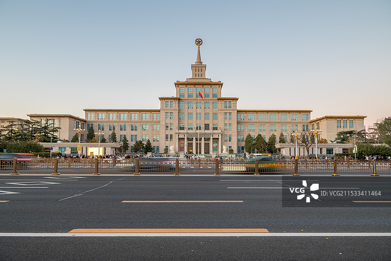 北京西城地标建筑中国人民革命军事博物馆军博车流人流高峰期图片素材