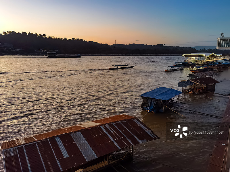 湄公河日落时海上船只的高角度视图图片素材