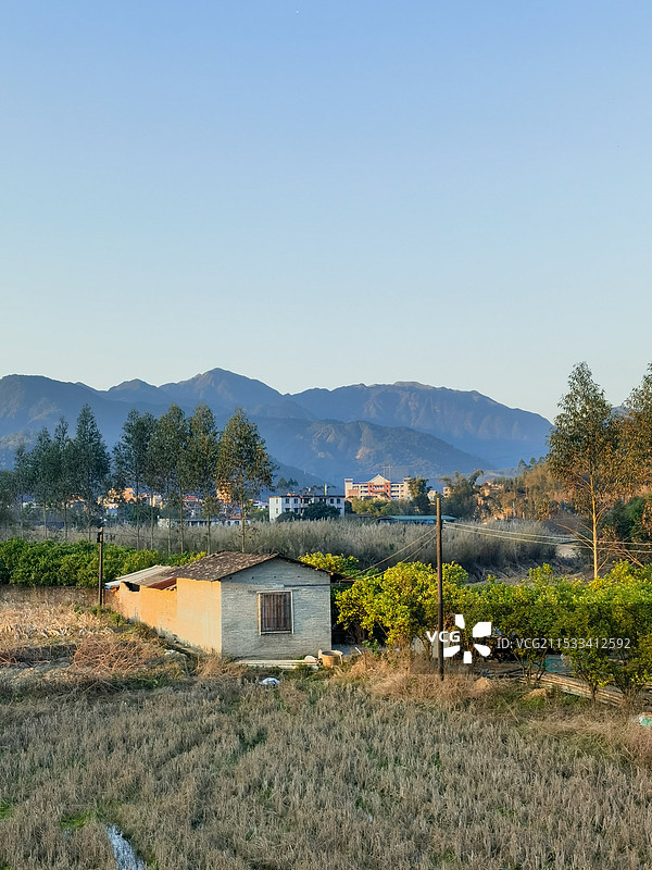 晴朗天空下的乡村屋子图片素材