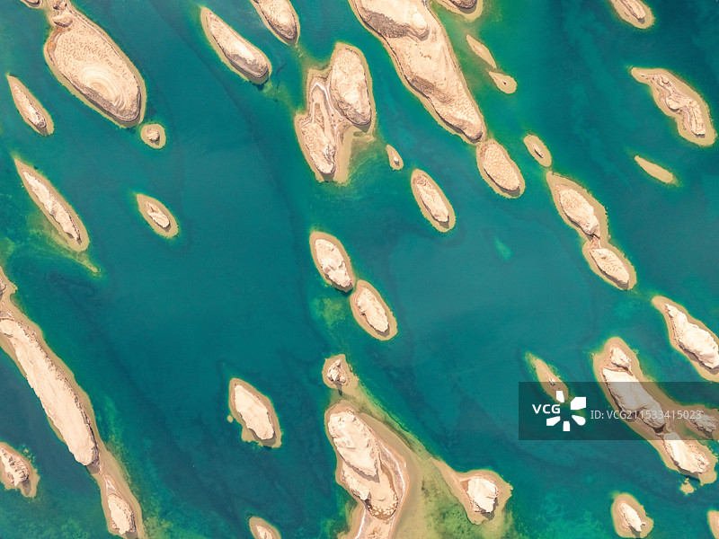 无人机航拍水上雅丹俯视图片素材