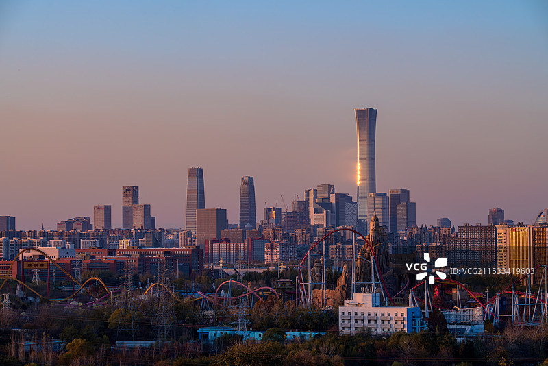 北京欢乐谷与北京CBD同框图片素材