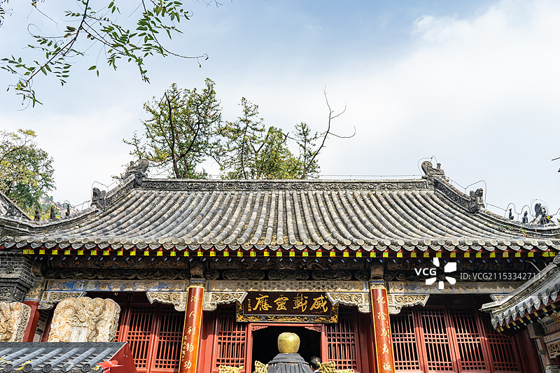 中国非都市风光拍摄主题，山东泰安泰山斗母宫里的古代建筑，中式庭院里宫殿大殿，户外白昼无人图像摄影图片素材