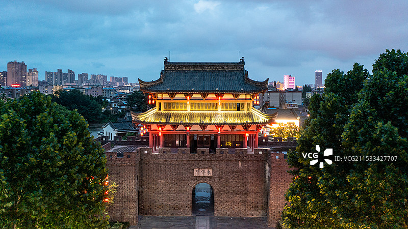 航拍安徽省安庆市桐城市东作门夜景图片素材