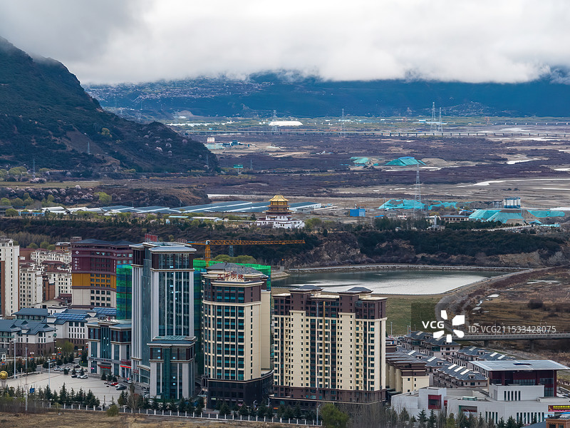 西藏林芝地区八一镇现代化都市航拍图片素材