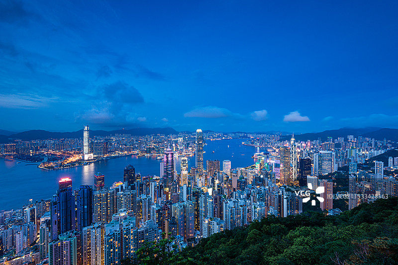 香港岛国际大都市繁荣夜景风光，太平山俯瞰维多利亚港两岸与尖沙咀全景图片素材