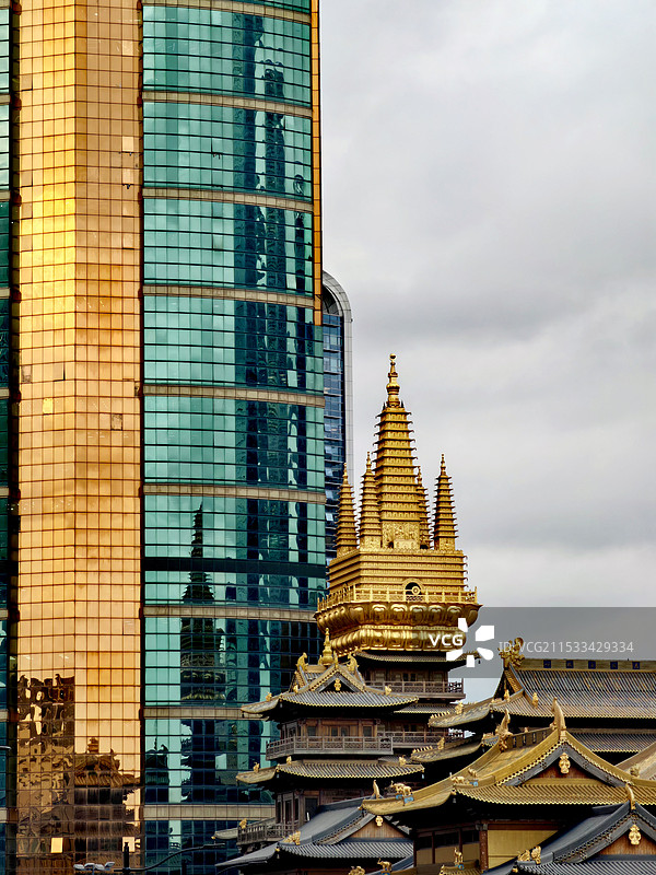 古与今～摩天大楼与古刹～魔都名寺静安寺图片素材