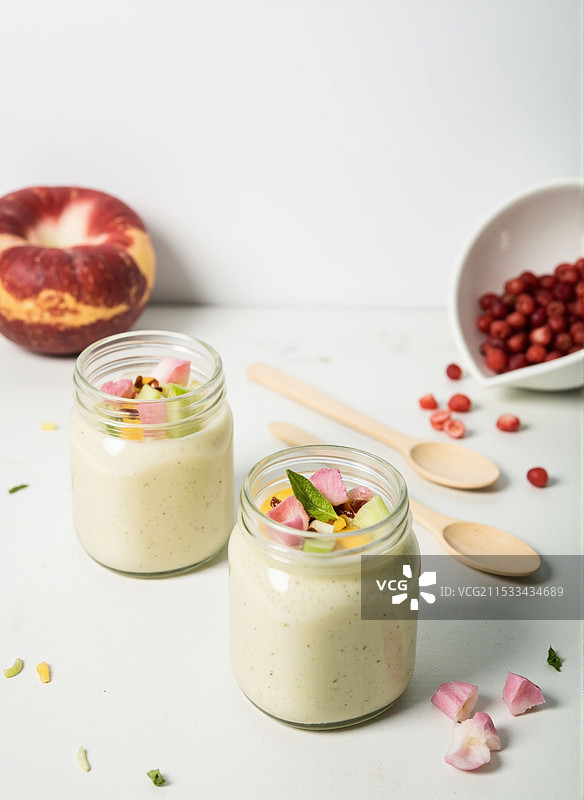 桌上的水果沙拉杯图片素材