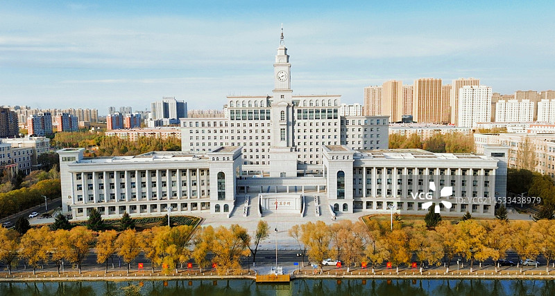 秋季的哈尔滨师范大学行知楼图片素材