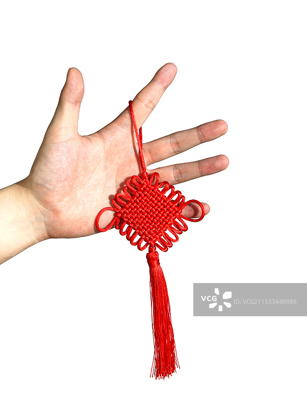 手拿着中国春节传统文化红色中国结的白底图图片素材