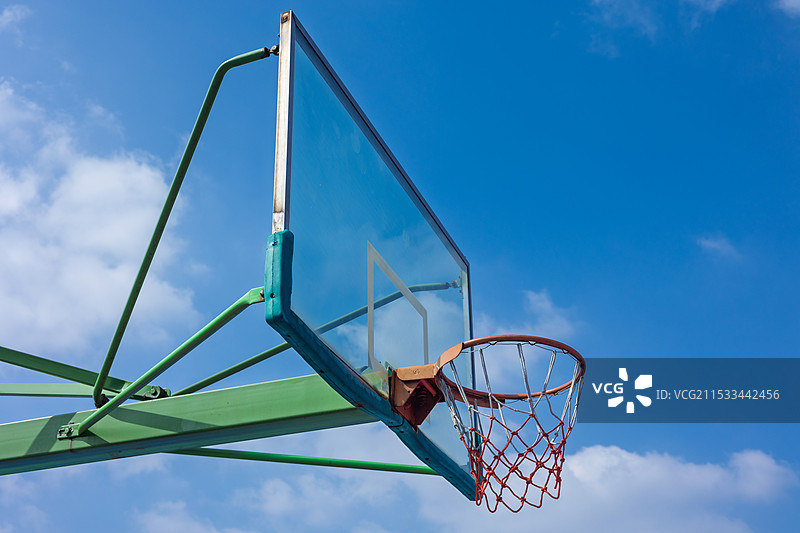 户外篮球框特写实拍 蓝天白云图片素材