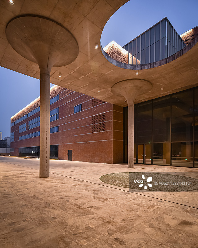 景德镇市傍晚的凯悦酒店和陶溪川大酒店图片素材