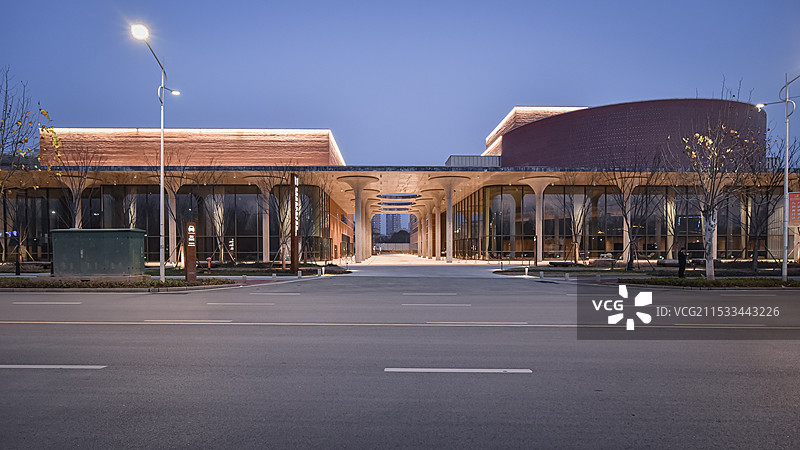 景德镇市傍晚的凯悦酒店和陶溪川大酒店图片素材