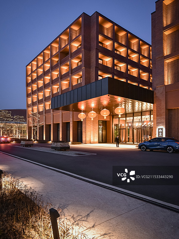 景德镇市傍晚的凯悦酒店和陶溪川大酒店图片素材