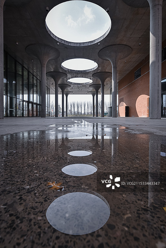 景德镇市傍晚的凯悦酒店和陶溪川大酒店图片素材