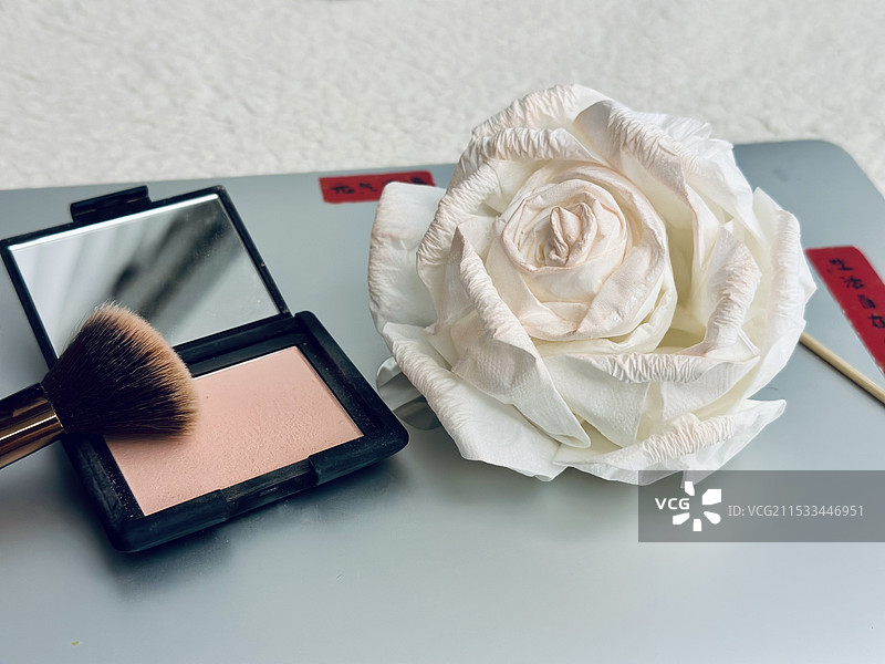 腮红与玫瑰图片素材