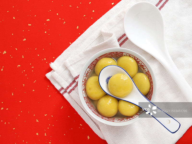 红色背景上，中国传统节日元宵节冬至的美食元宵汤圆图片素材