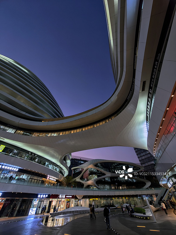 银河SOHO蓝调时间图片素材