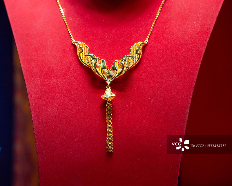 红色背景下的金项链首饰特写镜头图片素材